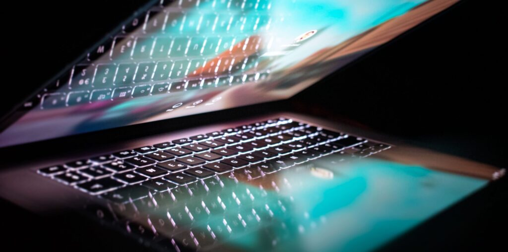 Quanto costa un sito web nel 2024, computer portatile semi aperto con schermo acceso