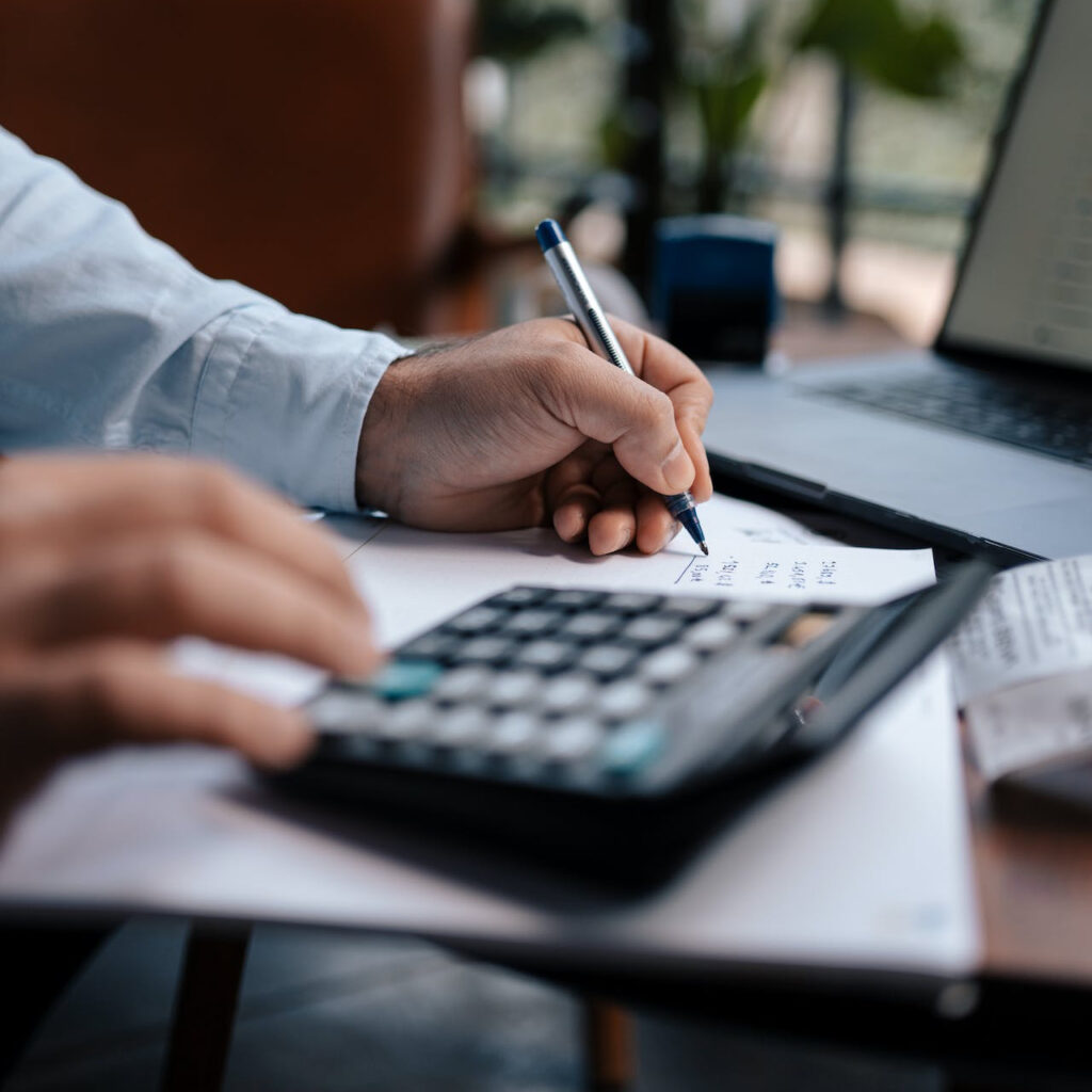 Quanto costa un sito web nel 2024, mano che prende appunti e usa la calcolatrice