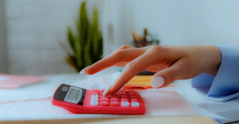 Quanto costa un sito web nel 2024, Mano femminile con calcolatrice colorata