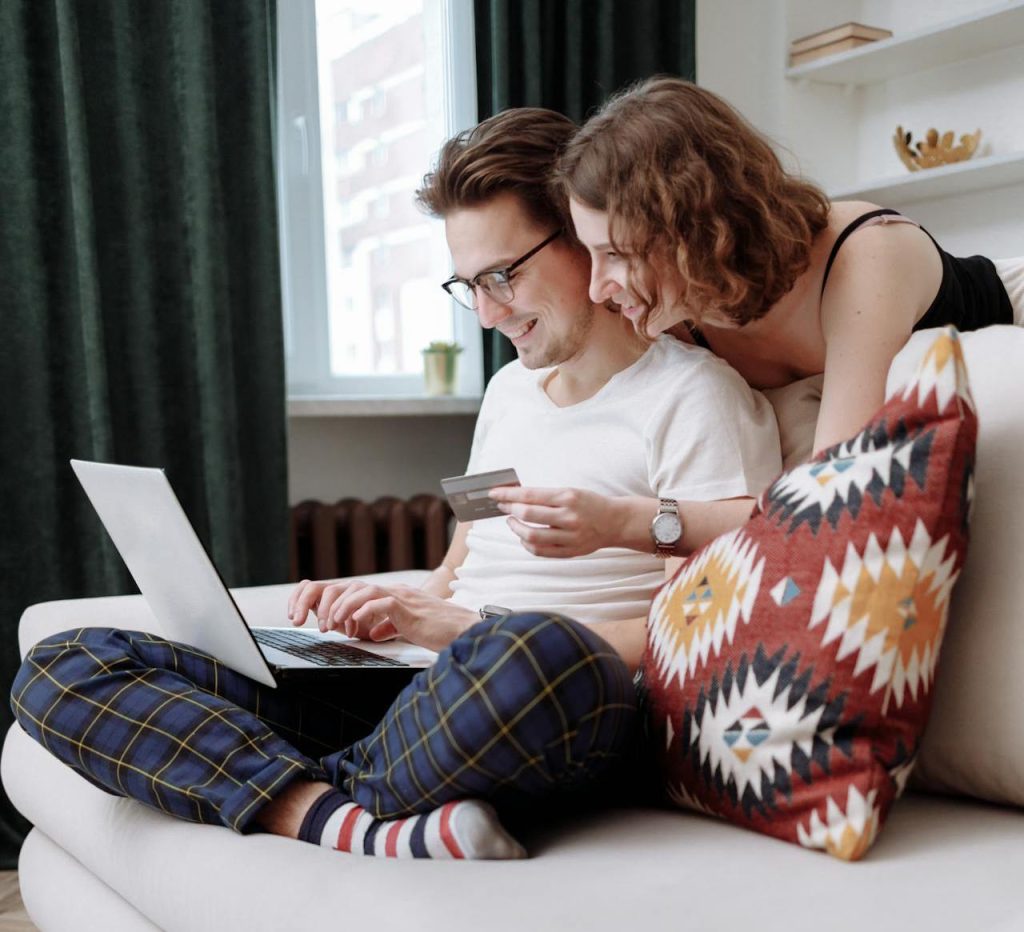 coppia che guarda su pc portatile e usa la carta di credito. Cos’è un Blog Aziendale