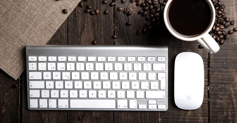 Tastiera, mouse e caffè su tavolo di legno. Cos’è un Blog Aziendale